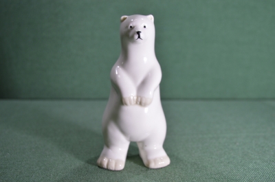 Фарфоровая статуэтка "Медведь стоит на задних лапах". 