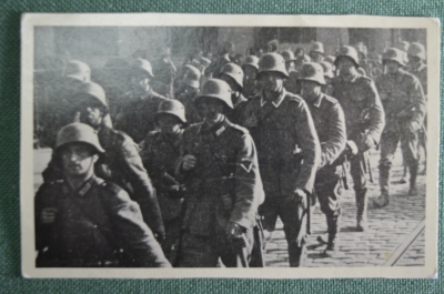 Почтовая фотооткрытка "Немецкие солдаты идут по городу, Вермахт". 3-й Рейх, Германия. Оригинал.