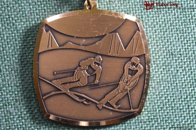 Медаль в честь Парламентских лыжных гонок 1989 года. Лыжники, лыжня, слалом. 
