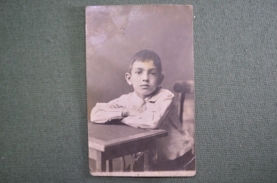 Фотография старинная "Мальчик за столом". 