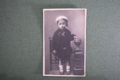 Фотография  "Ребенок в бескозырке Аврора". 1920-е годы. СССР.