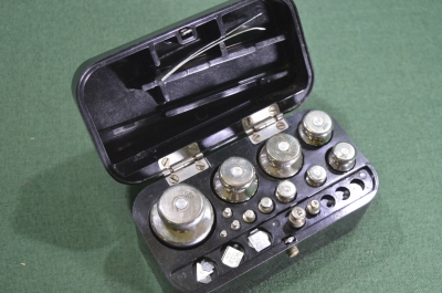 Набор гирек разновесов Г-2-1110, карболитовая коробка. До 500 граммов. Госметр, Ленинград. СССР.