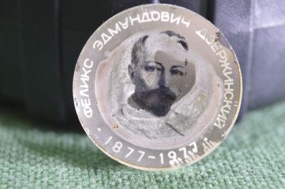 Знак, значок "Феликс Эдмундович Дзержинский 1877 - 1977". Толстое стекло. СССР.