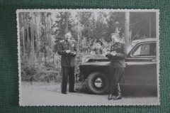 Фотография «Генерал Авиации Васильков у служебного автомобиля». СССР. 1950-е годы.