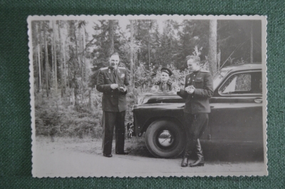 Фотография «Генерал Авиации Васильков у служебного автомобиля». СССР. 1950-е годы.