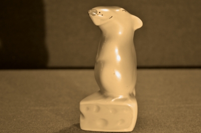 Фарфоровая фигурка "Крыса на куске сыра"/"Рататуй", высота 13,0 см.
