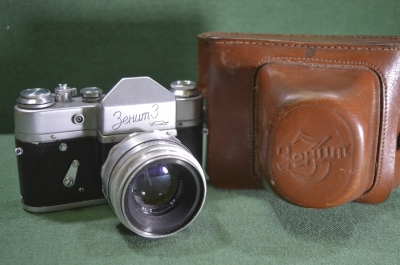 Фотоаппарат "Зенит 3", пленочный N 61033859. Объектив Гелиос-44. В кофре. Условно рабочий.