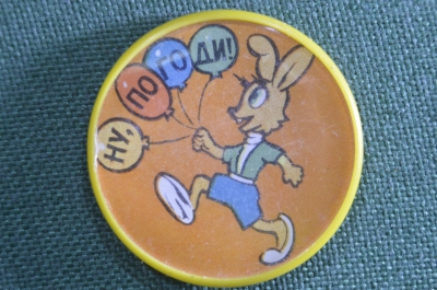 Знак, значок "Заяц с воздушными шариками, Ну Погоди !". Пластик.