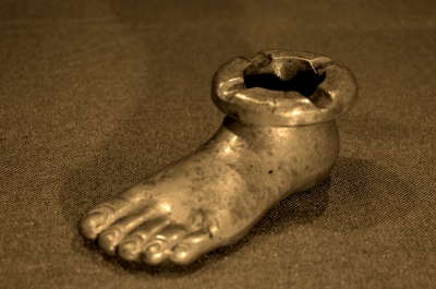 Латунная пепельница в форме ступни, старинная.