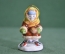 Игрушка елочная "Девочка кормит птиц". Синица. Керамика, майолика, ручная роспись. 