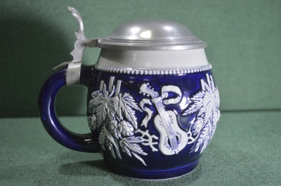 Кружка пивная керамическая, с крышкой. Гитара, пиво. Керамика, Германия. 