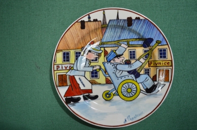 Фарфоровая настенная тарелка "Швейк и пани Мюллерова ". Авторская работа, Андрей Галавтин.