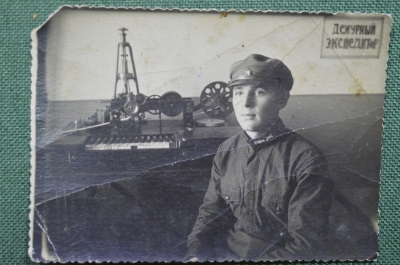 Фотография довоенная "Дежурный экспедитор". СССР.